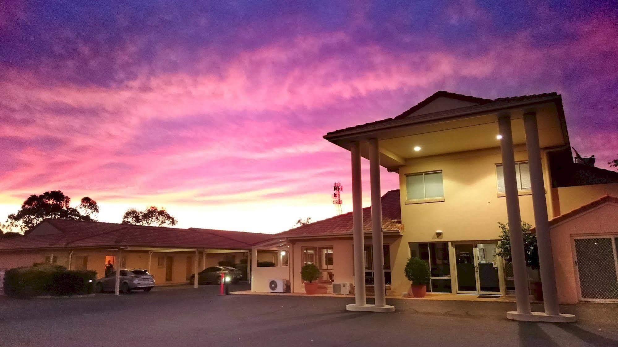 Country Roads Motor Inn Гундивинди Экстерьер фото