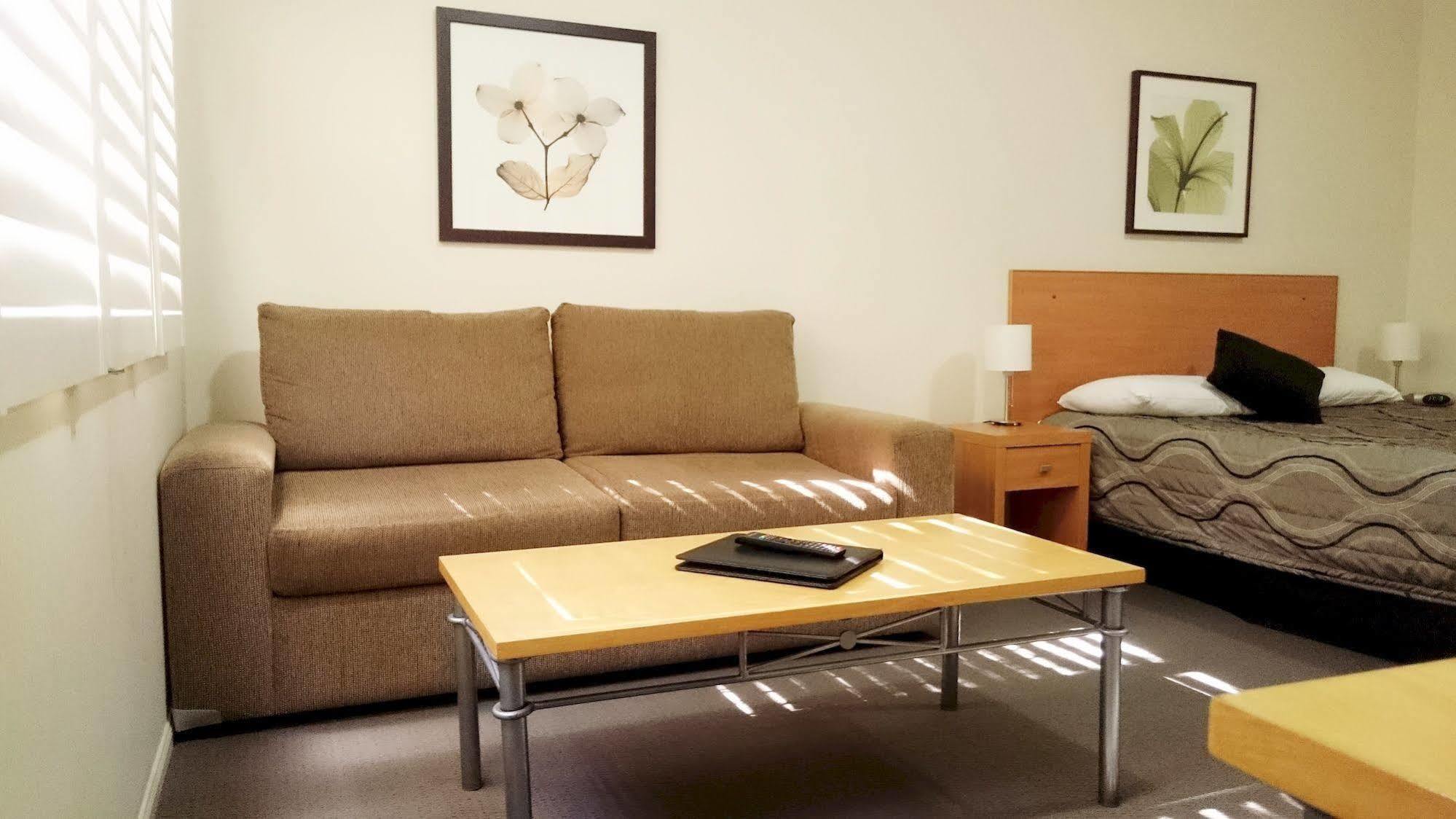 Country Roads Motor Inn Гундивинди Экстерьер фото